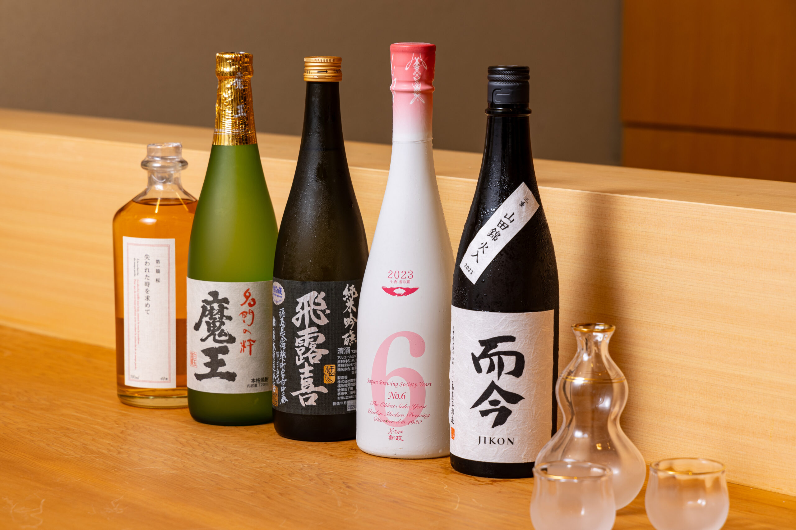 カウンターに並ぶ日本酒の銘柄