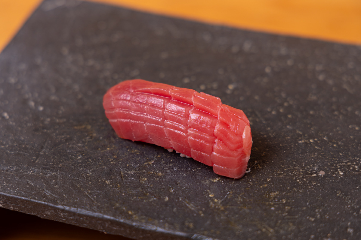 石の板の上の鮪の握り