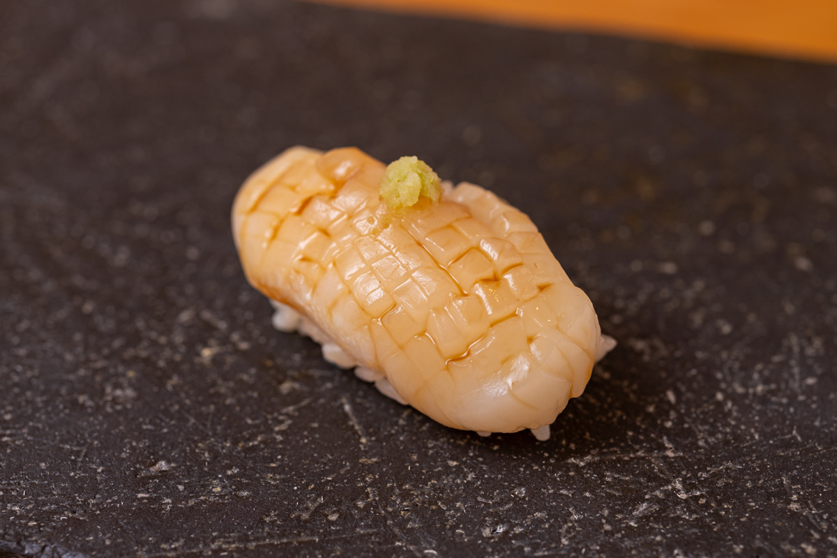 唐津焼に映えるあわびの握り