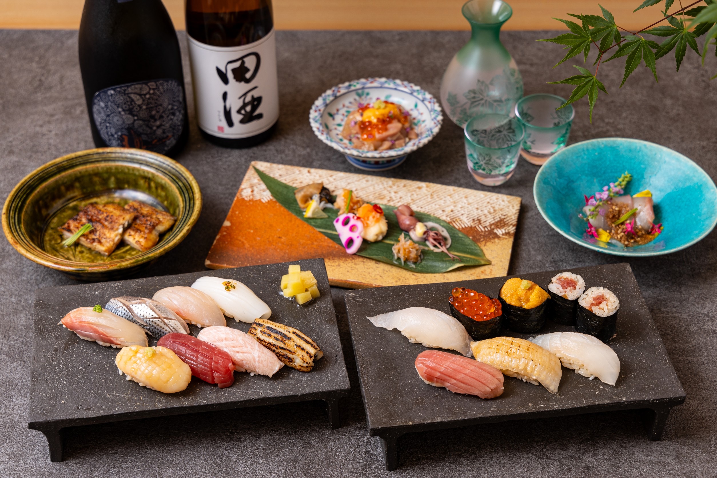 カウンターに並ぶおまかせの握りと酒肴