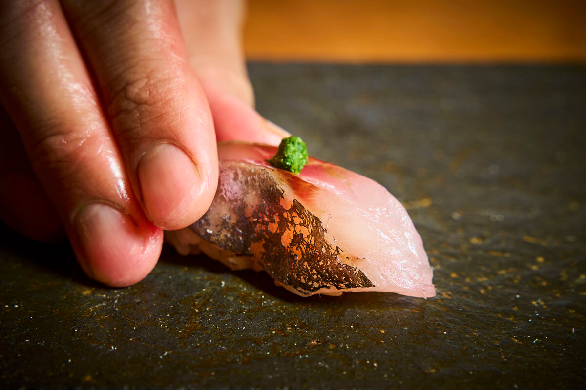 鯵の握りを供する手元